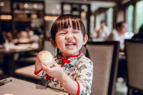 娱乐吃瓜酱带娃,趣味育儿生活大揭秘